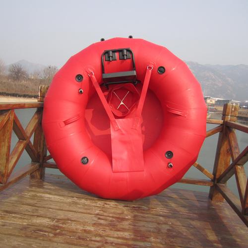 博尔塔拉圆形红色漂流船